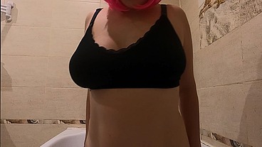Busty 18 year old student shaves her pussy in the bath