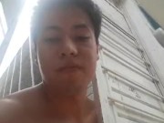 me muestro desnudo ante mi camara, en el edificio de departamentos