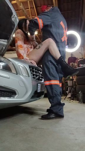 My Car Broke Down and Had a Horny Mechanic Helping Me to Fix the Car
