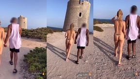 puis sans peur, je me promene toute nue avec mon amant en nous dirigeant ...
