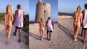 puis sans peur, je me promene toute nue avec mon amant en nous dirigeant ...