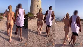 puis sans peur, je me promene toute nue avec mon amant en nous dirigeant ...