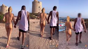 puis sans peur, je me promene toute nue avec mon amant en nous dirigeant ...