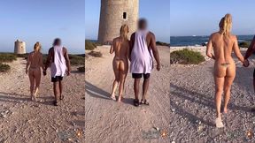 puis sans peur, je me promene toute nue avec mon amant en nous dirigeant ...