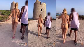 puis sans peur, je me promene toute nue avec mon amant en nous dirigeant ...