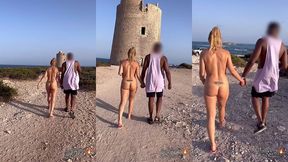 puis sans peur, je me promene toute nue avec mon amant en nous dirigeant ...