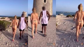 puis sans peur, je me promene toute nue avec mon amant en nous dirigeant ...