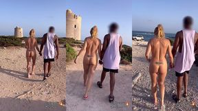 puis sans peur, je me promene toute nue avec mon amant en nous dirigeant ...