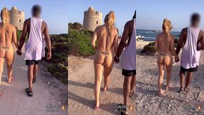 puis sans peur, je me promene toute nue avec mon amant en nous dirigeant ...