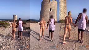 puis sans peur, je me promene toute nue avec mon amant en nous dirigeant ...