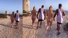 puis sans peur, je me promene toute nue avec mon amant en nous dirigeant ...