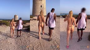 puis sans peur, je me promene toute nue avec mon amant en nous dirigeant ...