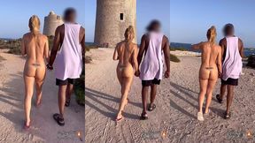 puis sans peur, je me promene toute nue avec mon amant en nous dirigeant ...