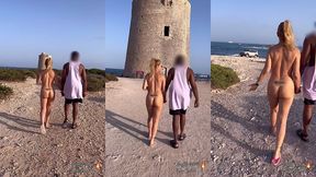 puis sans peur, je me promene toute nue avec mon amant en nous dirigeant ...