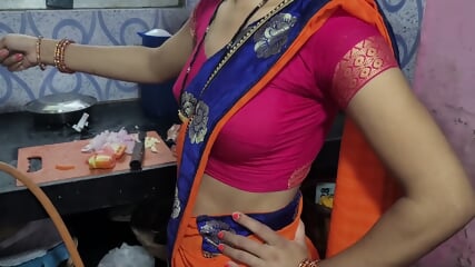 Desi bhabhi kitchen me khana bana rahi thi tabhi devar