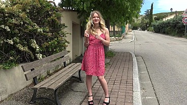 Soft dans sa sexualité privée, Sally, 18ans, ose tout devant nos caméras !