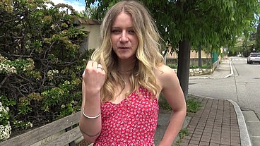 Soft dans sa sexualité privée, Sally, 18ans, ose tout devant nos caméras !