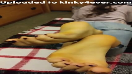 Charming Amateur Brunette Flaunting Her Sensitive Feet And Hot Toes
