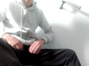 Jovencito Delgado Descarga Una Corrida Masiva En La Escalera De La Comunidad Publica de Vecinos!👀🧐