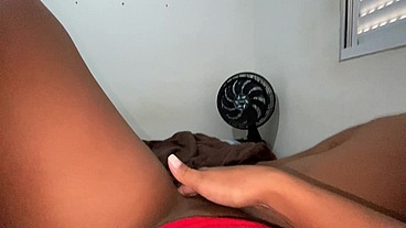 Nossa a pretinha aqui tava num tesão bati uma siririca bem gostosa a bucetinha bem molhadinha os vizinho ouviu meu gemido rsrs