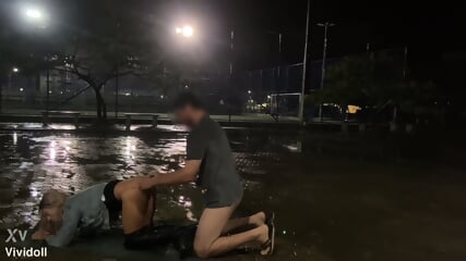 Comendo a traveca na praa