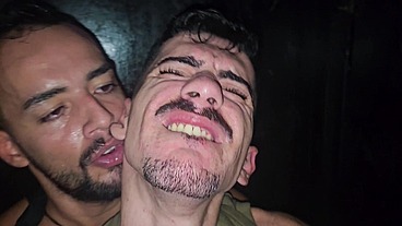 TWINK DA BUNDA MAGRA LEVANDO PICA DO PAUZUDO E GRITANDO NO GLORY HOLLE.