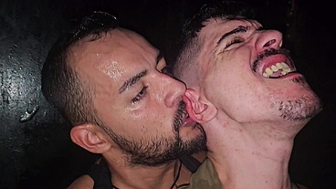 TWINK DA BUNDA MAGRA LEVANDO PICA DO PAUZUDO E GRITANDO NO GLORY HOLLE.