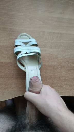 Cum in stepmom&#039;s sandals