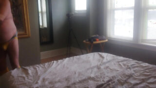 Rakaman buatan sendiri yang gembira daripada lelaki montel amatur matang yang diminyaki untuk seks assfucking yang sengit