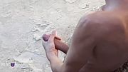Mostrei minha pica , mijei e bati uma punheta ate gozar na praia