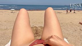 Hot stranger fills mouth on crowded beach