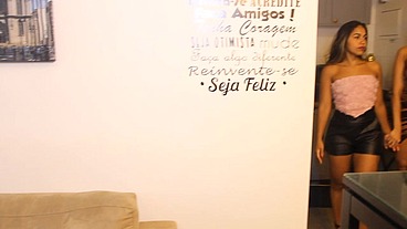 Peguei a a Bia Hot e fizemos o teste do sofa bem gostoso