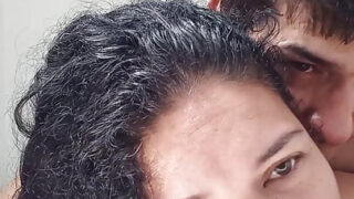 Curvă brunetă matură cu forme voluptoase futută anal