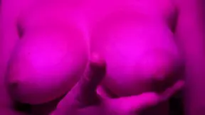 Italiaanse MILF Artemisia laat haar grote, geile tieten zien terwijl ze rijdt
