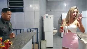 Policial flagra final de festinha na quarentena e para n&atilde_o serem presos o marido oferece a esposa gostosa pra uma sacanagem