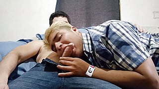 Mi amiguito gay me la chupa y me masturba muy rico