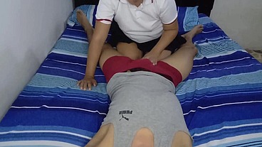 Hijastra traviesa le da una mamada a su padrastro al despertar