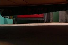 Zerstochen Schamlose brunette von maskiertem Riesen und Minicock Gangbang