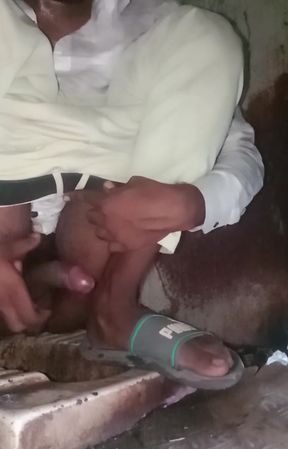 Gaon ke local bathroom ke andar hai job Karta hua video ganda ladka