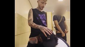 DANDO PRA DEZ CARAS DIFERENTES NO BANHEIRO P&Uacute_BLICO