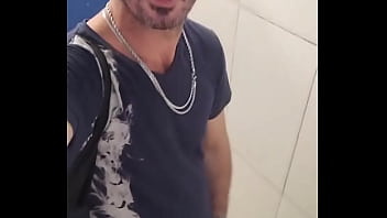 Tes&atilde_o no banheiro da esta&ccedil_&atilde_o.
