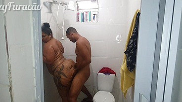 Moreno gostoso veio me dar banho e acabou fudendo e gozando no meu cu - Carioca Master1