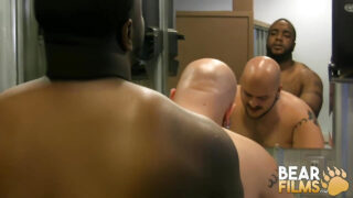 Fetish hardcore film med buttet bjørn Tony Banks anal kneppet,