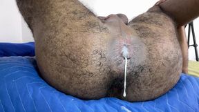 mavambo apos fumar um com amigo, acabou levando pica no rabo e gozando ao receber uma carga de leite de macho pauzudo no rabo.