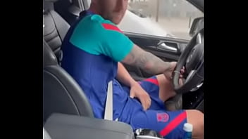 Leo Messi rascandose los guebos en el auto