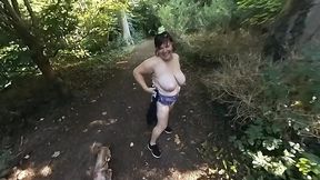 promenade toute nue en exterieur, c est excitant, n est-ce-pas ?