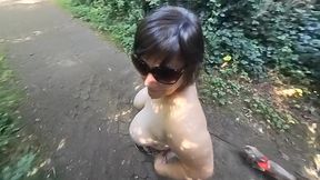 promenade toute nue en exterieur, c est excitant, n est-ce-pas ?