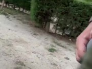 Me encuentro en el parque con un semental hetero de gran bulto que me muestra su polla gorda