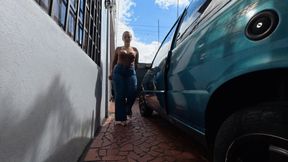 Karlotta is having trouble with the old Fiat