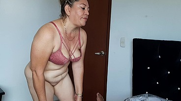 Madura cachonda quiere que su hijastro la folle